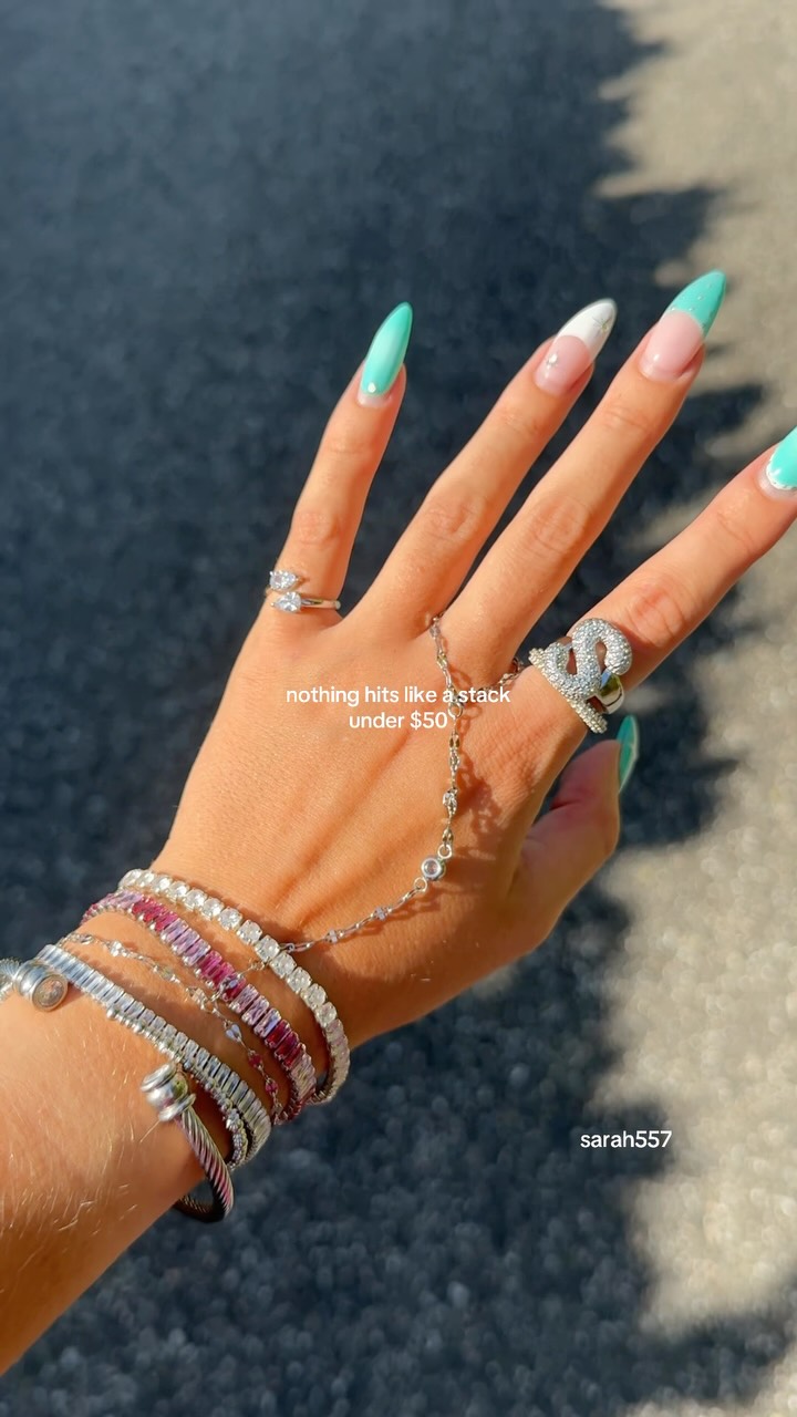 Love a good stack @evryjewels use code sarah557 for $$ off 

#silverjewelry #affordablejewellery #evryjewels #braceletstack #silverbraceletstack